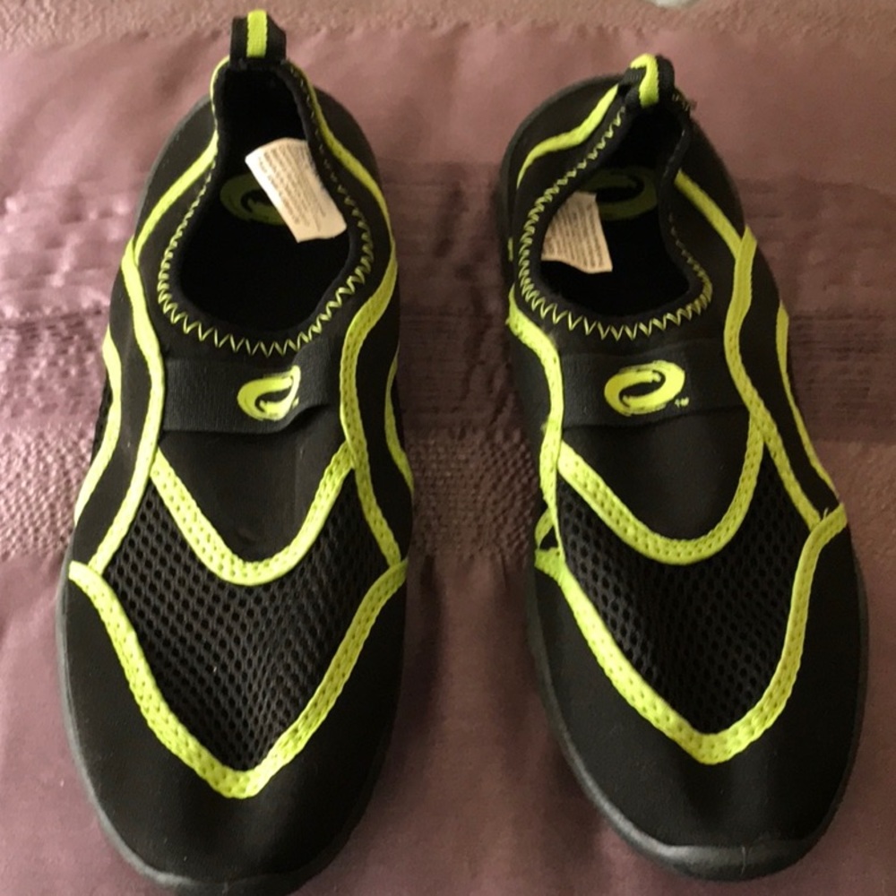Great sport shoes for water and land!!  Boys size 6.  Or why not unisex??
